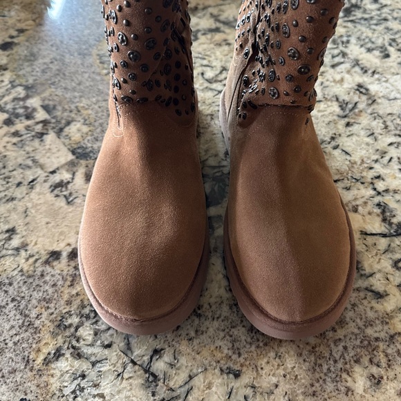 W Eliott Chesnut Uggs - Picture 7 of 7